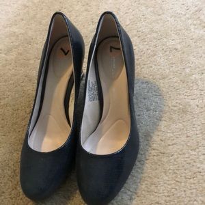 Black pumps, never been worn, were really size 7.5